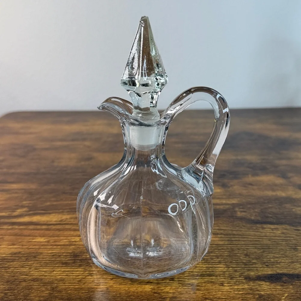 Elegant Clear Glass Decanter with Stopper